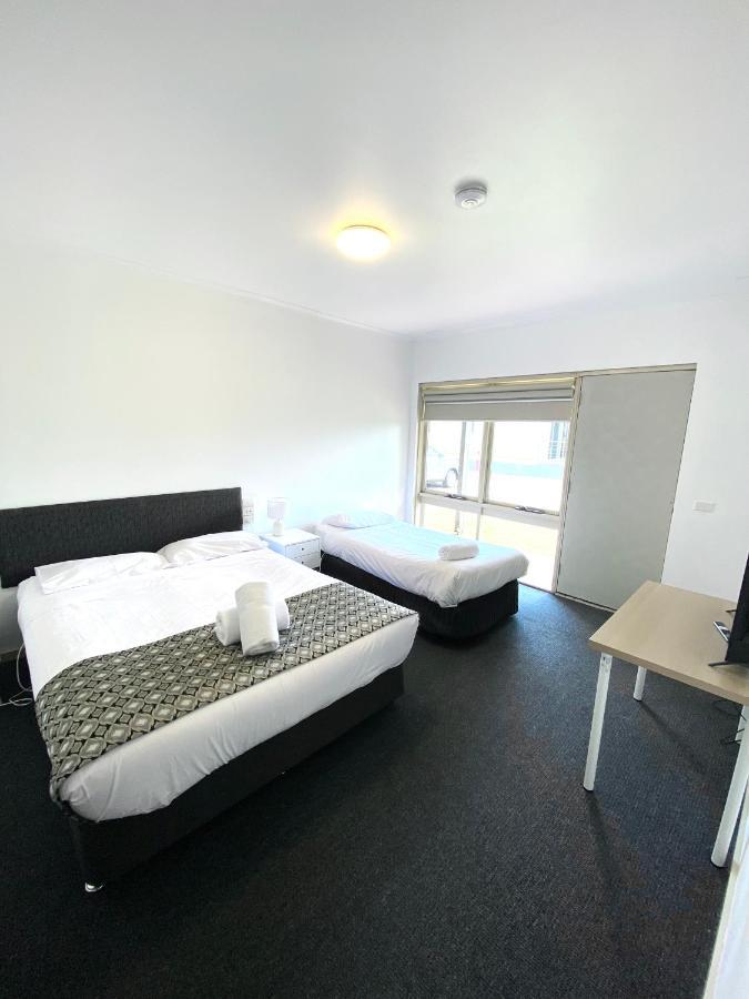 Colonial Motor Motel 3*